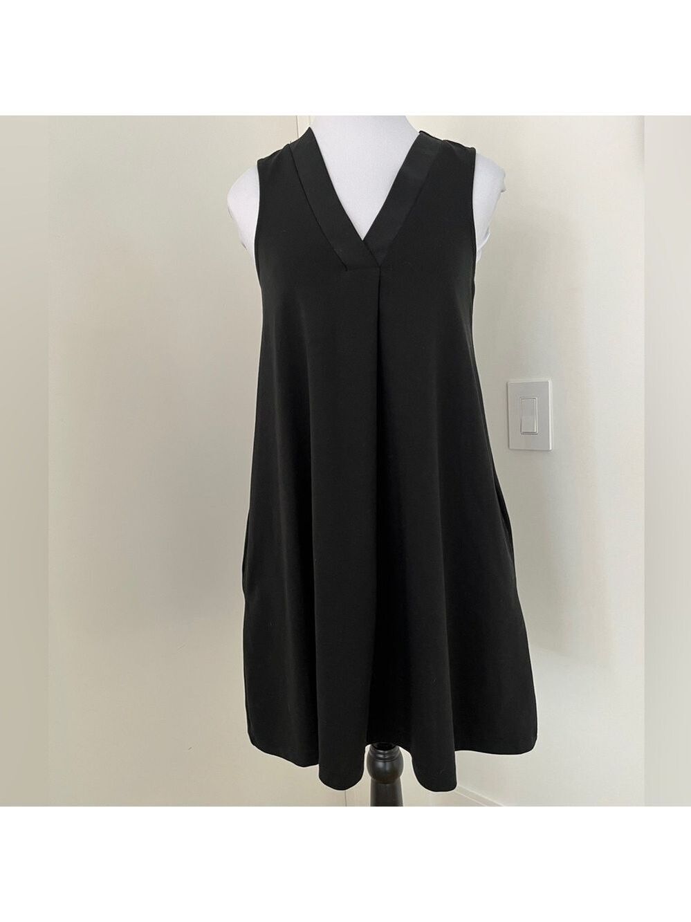Z SUPPLY Black Mini V Neck Sleeveless Swing A Line Dress Pockets Day to Night